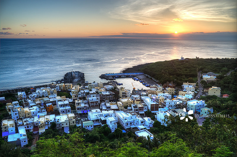 日落下的小村庄图片素材