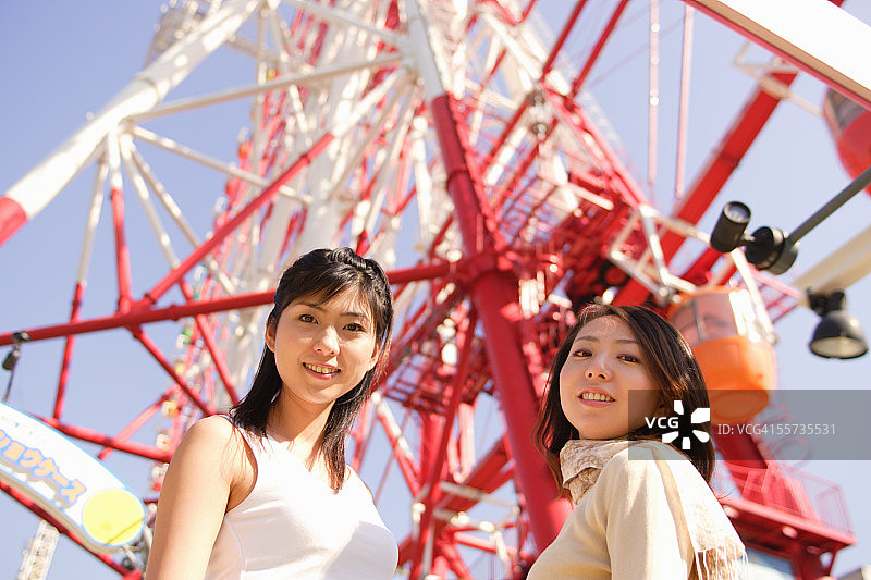 两名女子站在摩天轮前图片素材