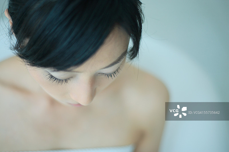 年轻女子向下看，特写图片素材