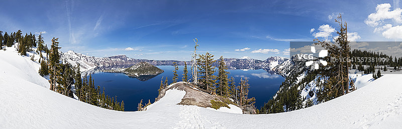 美国俄勒冈州火山口湖国家公园马扎马火山冬季的火山口湖和巫师岛，以及斯科特山图片素材
