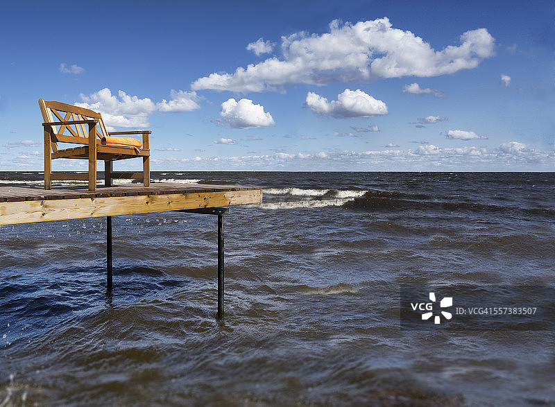 爱沙尼亚塔尔图的佩普斯湖，木制长椅立于码头上图片素材