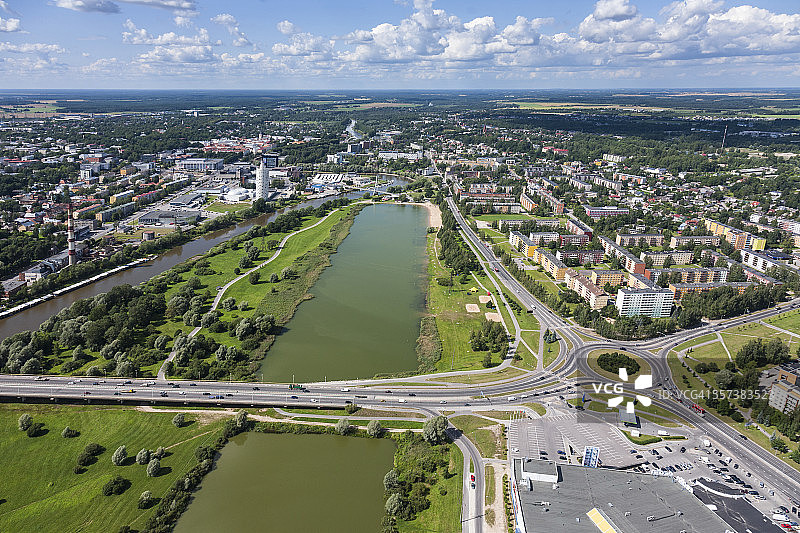 爱沙尼亚塔尔图市的城市风光：埃马约吉河与安妮运河图片素材