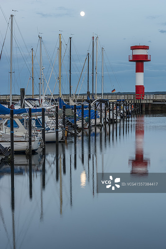 德国埃肯弗尔德：满月时带有灯塔的港口图片素材