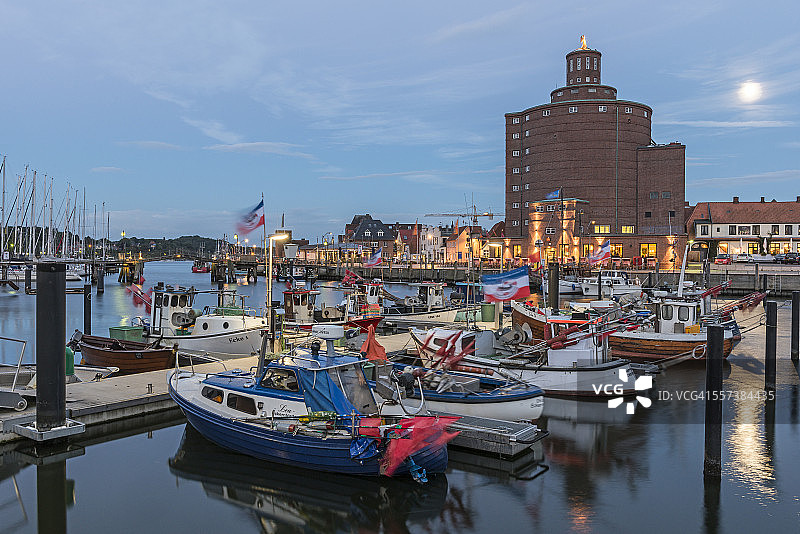 德国埃肯弗尔德，港口渔船与满月筒仓图片素材