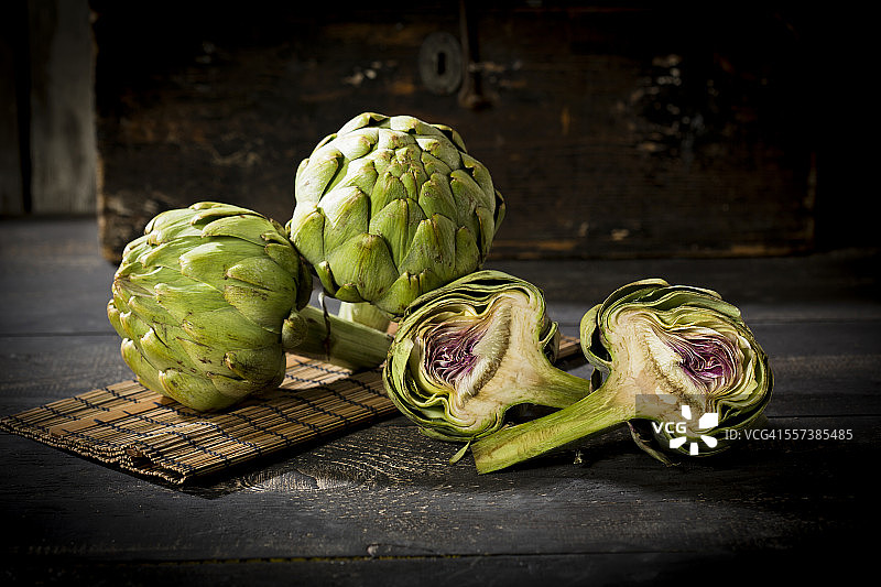 朝鲜蓟切片和完整图片素材