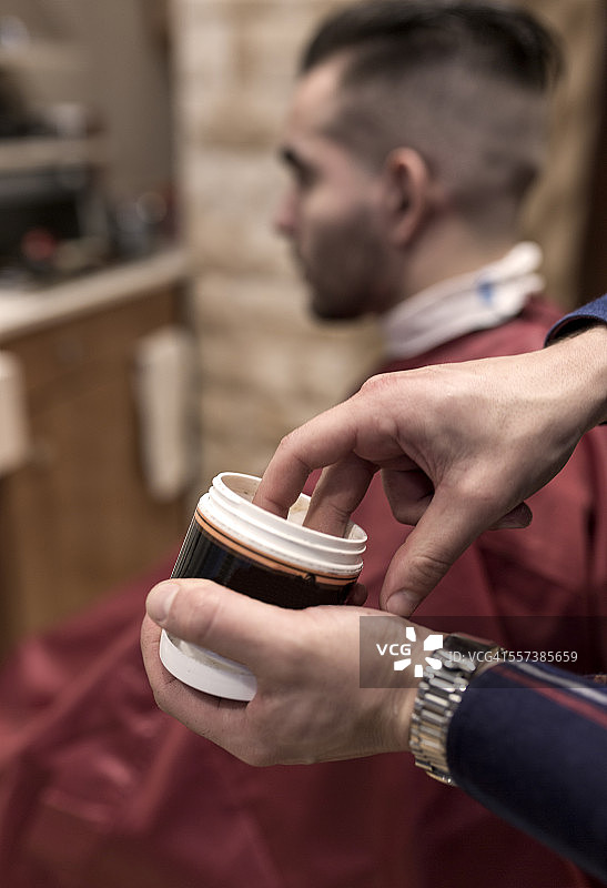 理发师拿着发胶罐的手图片素材