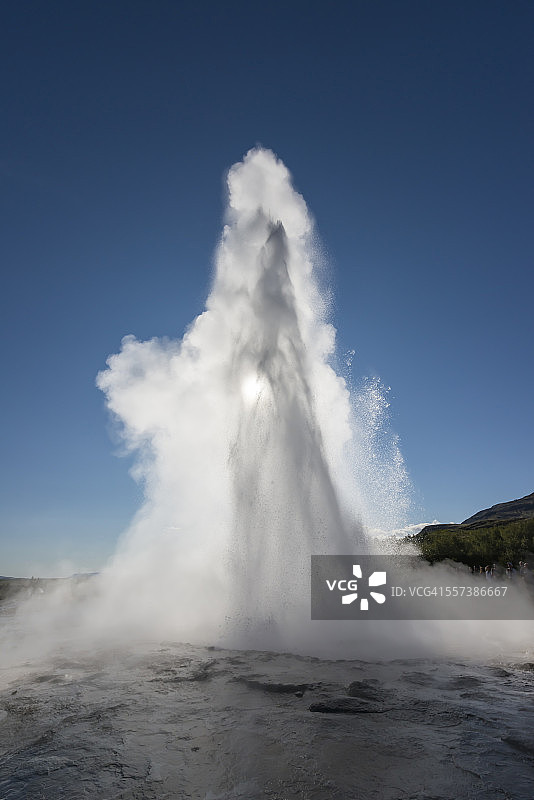 冰岛史托克间歇泉逆光图片素材
