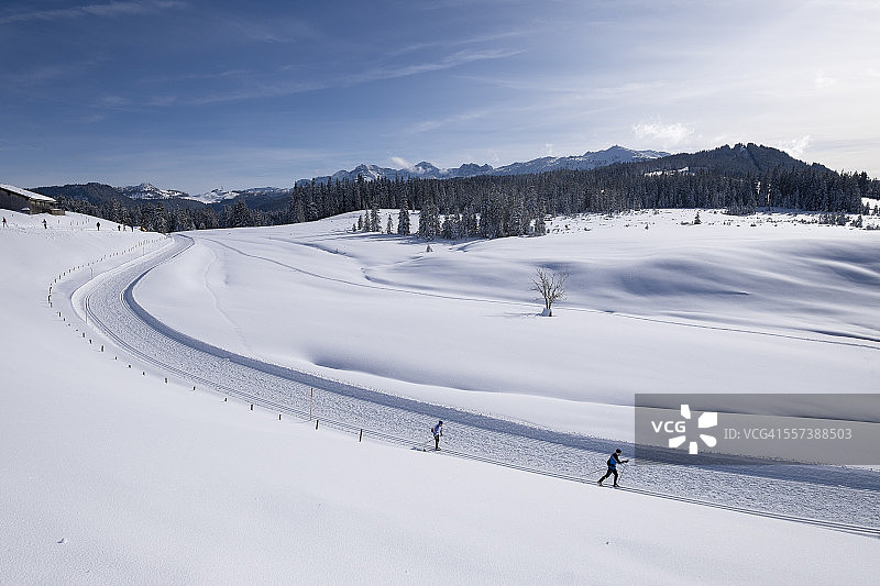德国赖特伊姆温克尔，被雪覆盖的温克尔莫斯阿尔姆山与越野滑雪者图片素材