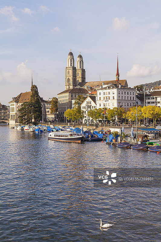 瑞士苏黎世利马特河畔游船及大教堂图片素材