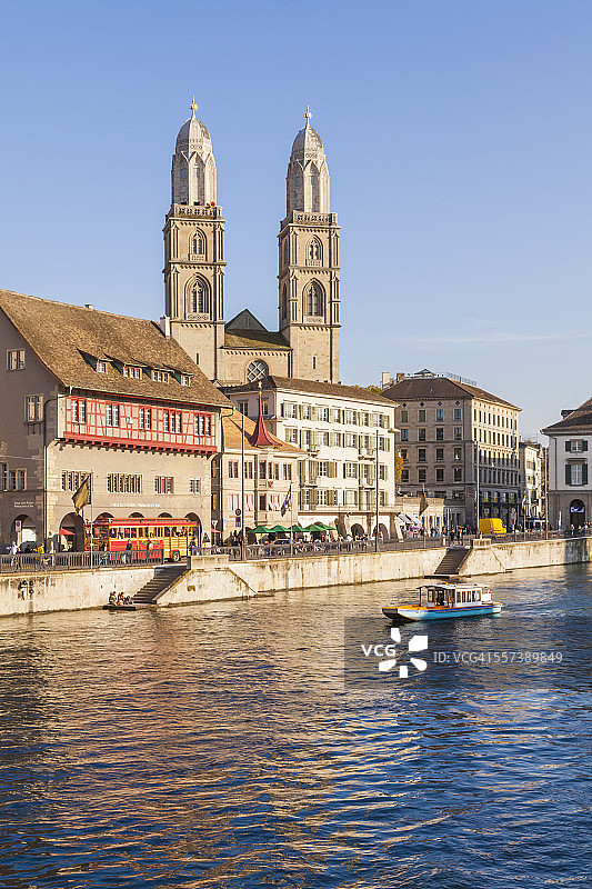 瑞士苏黎世利马特河及利马特河畔的平底船图片素材