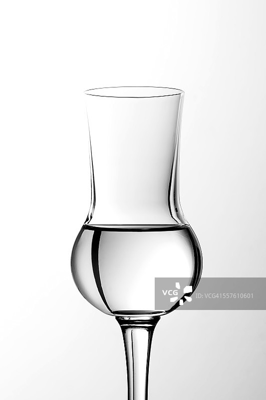 意大利烈酒：格拉巴，玻璃杯特写图片素材