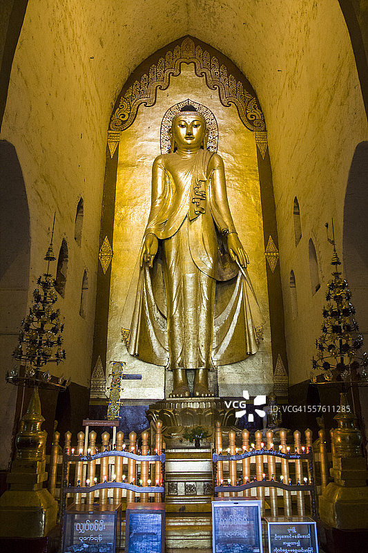 阿难达寺的金色站立佛像图片素材