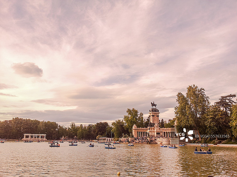 马德里丽池公园中的池塘图片素材