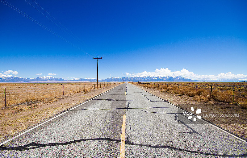 风化的沙漠公路图片素材