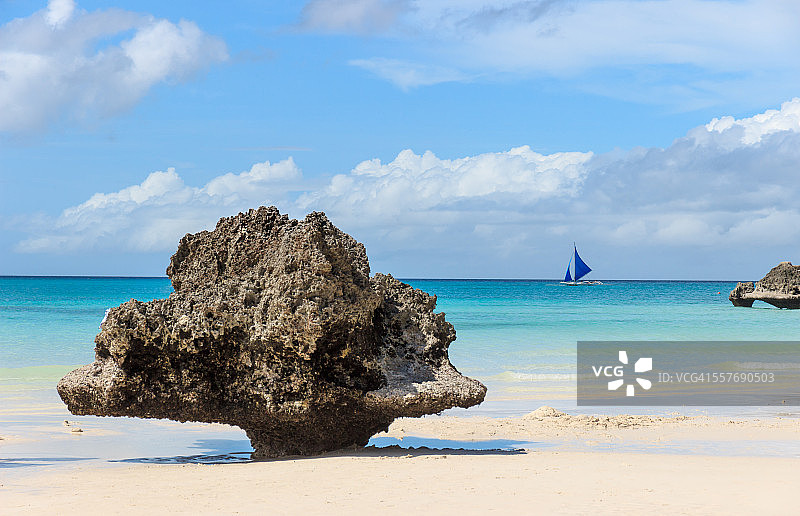 长滩岛白沙滩上的岩石图片素材