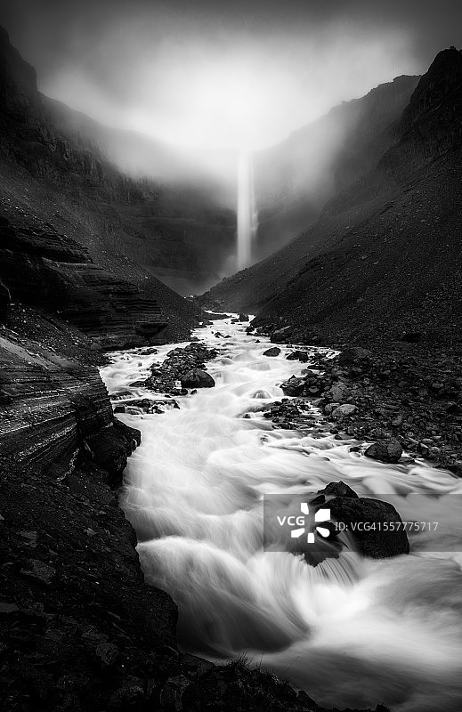 黑白亨吉瀑布的阴天图片素材