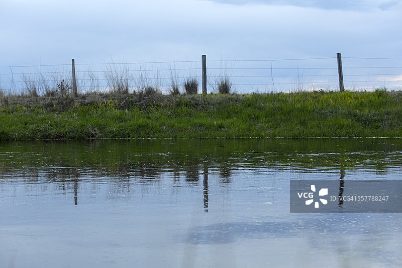 银溪中栅栏柱的倒影图片素材