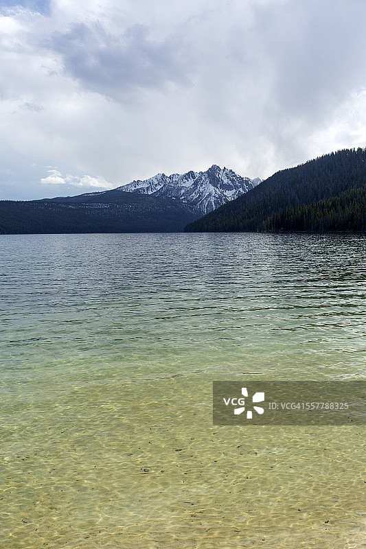 原始的山脉和浅水湖泊图片素材