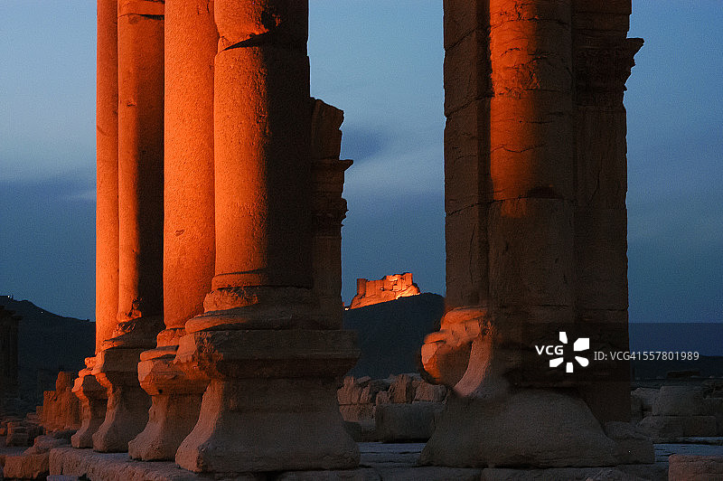 叙利亚夜景中的巴尔米拉古城图片素材