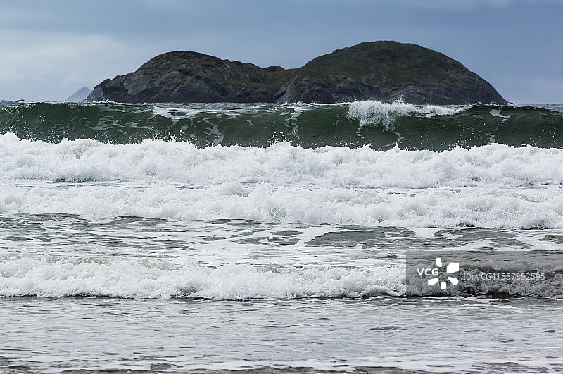 海浪拍打德里纳内湾的海滩图片素材