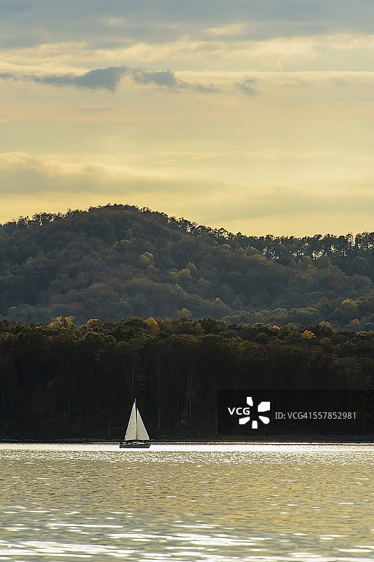 洞穴湖上的帆船图片素材