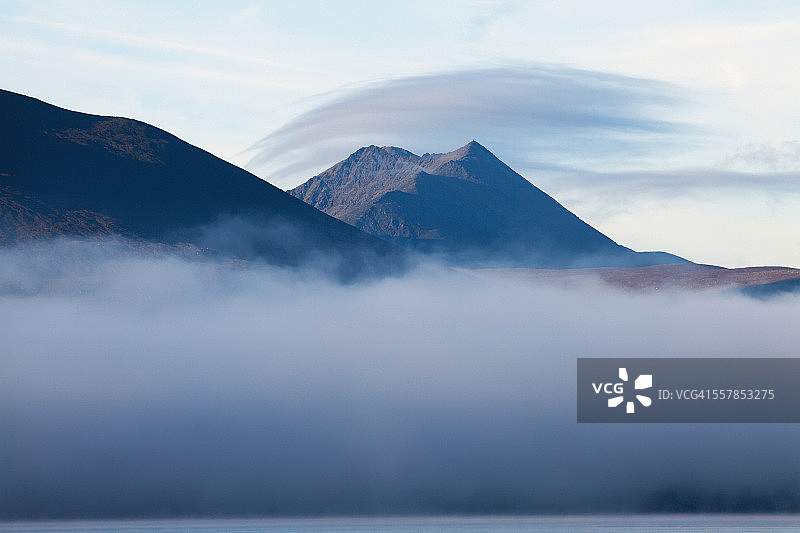 利恩湖上的清晨薄雾图片素材