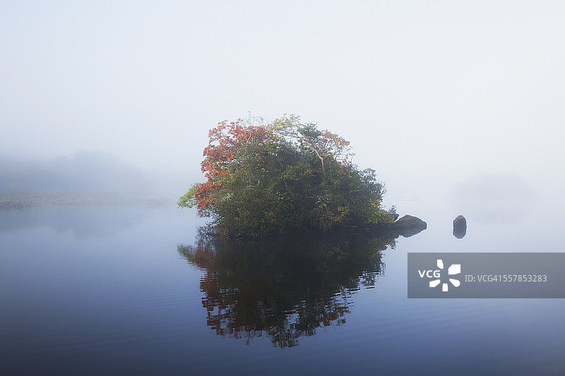 利恩湖上的清晨薄雾图片素材