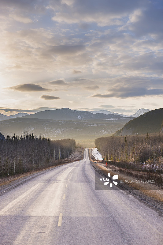 加拿大落基山脉纳尔逊堡以西的阿拉斯加公路上的日出图片素材