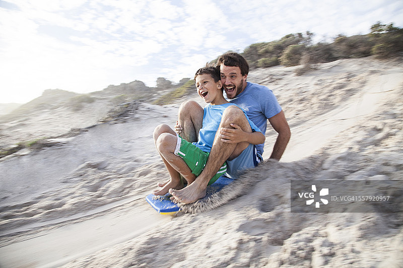 父子在沙滩上玩耍图片素材