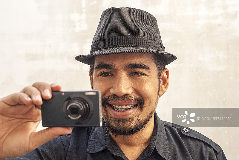 戴牙套和相机的男人图片素材