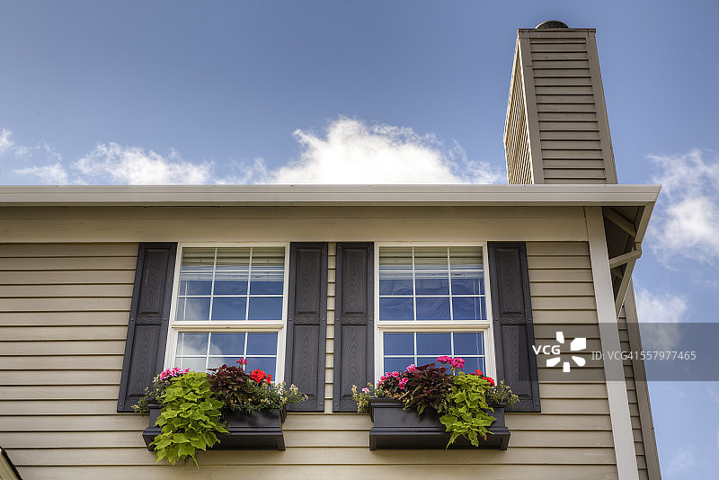 传统住宅上的窗台花箱特写图片素材