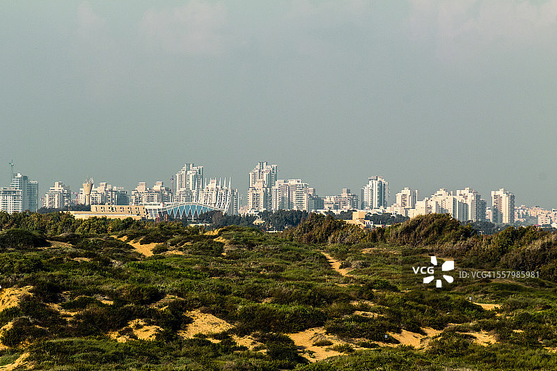 以色列内坦亚的沙丘和天际线图片素材