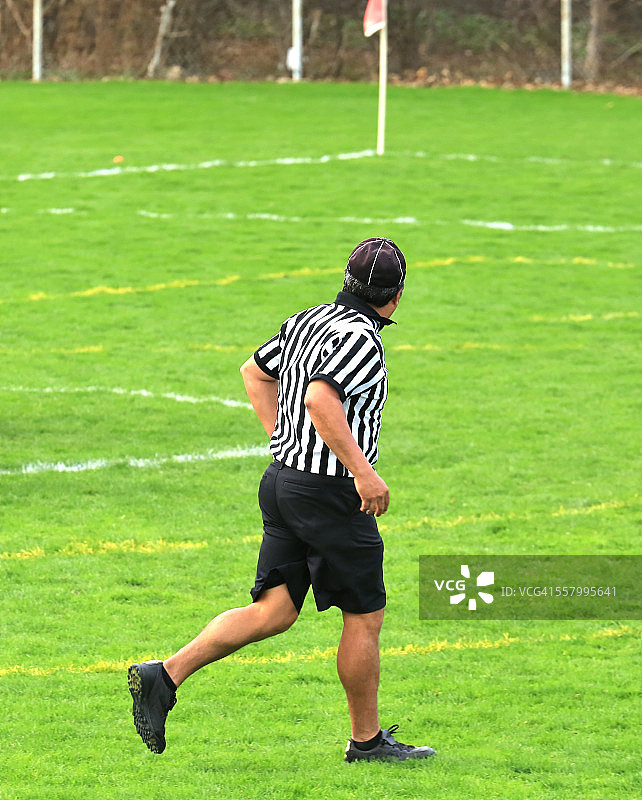 裁判跑向球场图片素材