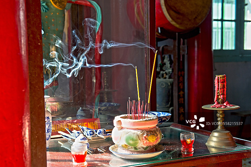 会安古镇的寺庙和焚香图片素材