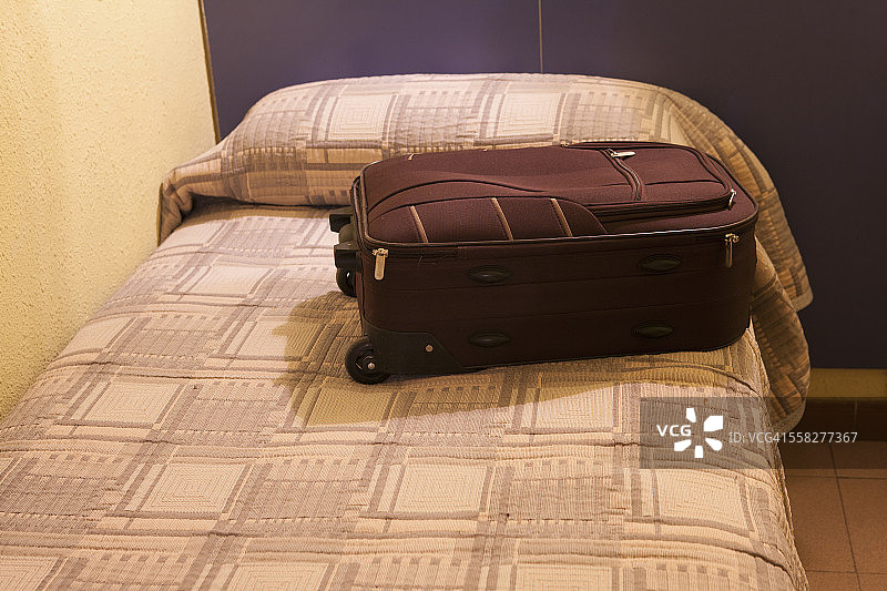 旅馆床上的手推车图片素材