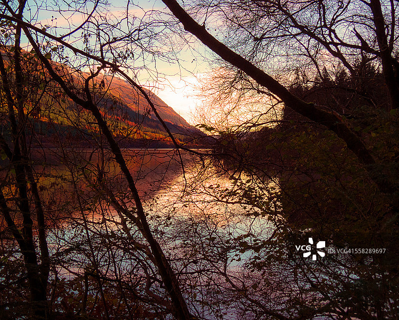 苏格兰阿盖尔的戏剧性倒影与天空图片素材