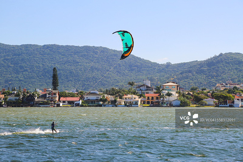 在康塞桑泻湖上玩风筝冲浪图片素材