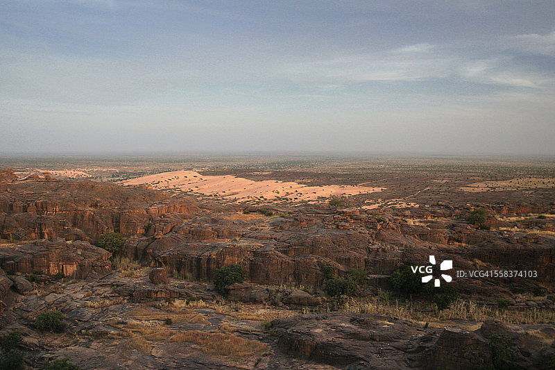 邦贾加拉悬崖下的平原图片素材