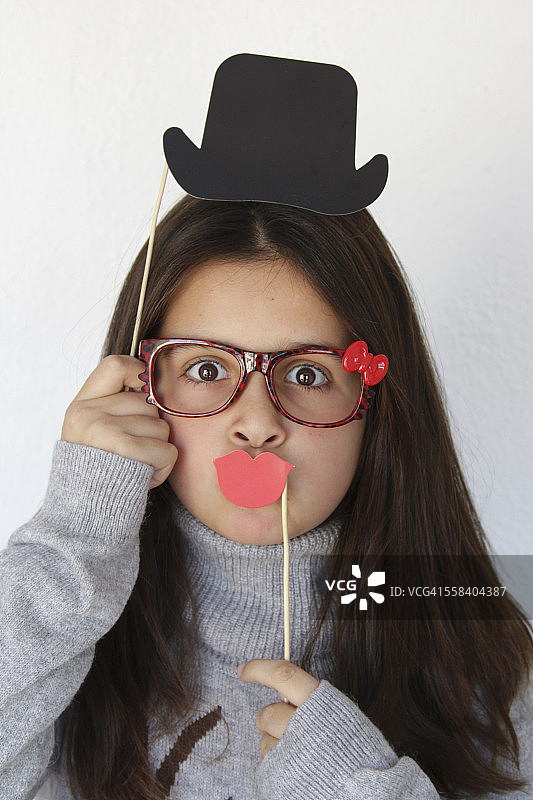 戴帽子和眼镜的趣味女孩图片素材