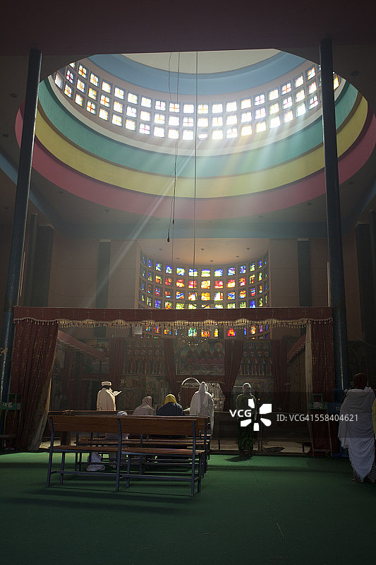 进入德布雷利巴诺斯修道院的阳光图片素材