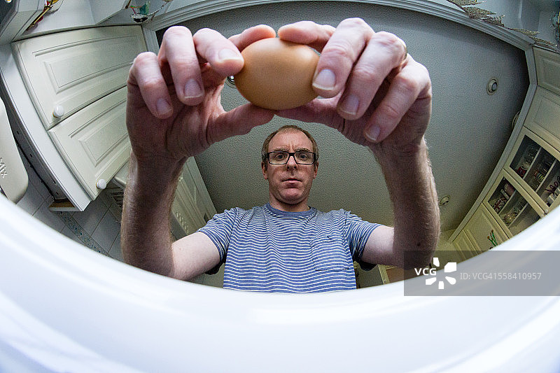 打鸡蛋做蛋糕图片素材