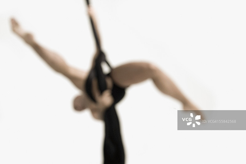 双腿张开的男性空中舞蹈演员（选择性焦点）图片素材