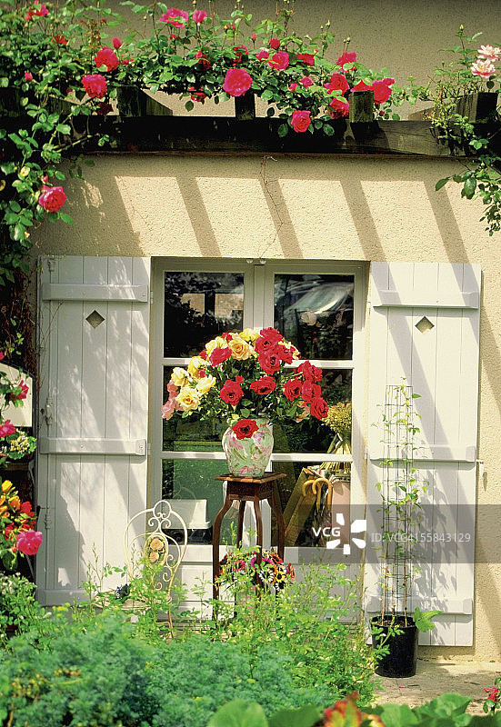 吉维尼商店外的彩色鲜花，诺曼底，法国图片素材