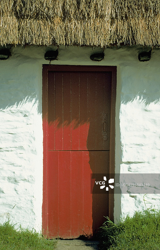 茅草屋的红色门，Cregnesh，马恩岛，不列颠群岛图片素材