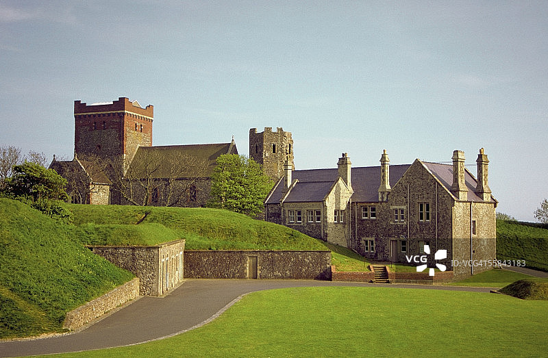 多佛城堡前草地公路跑图片素材