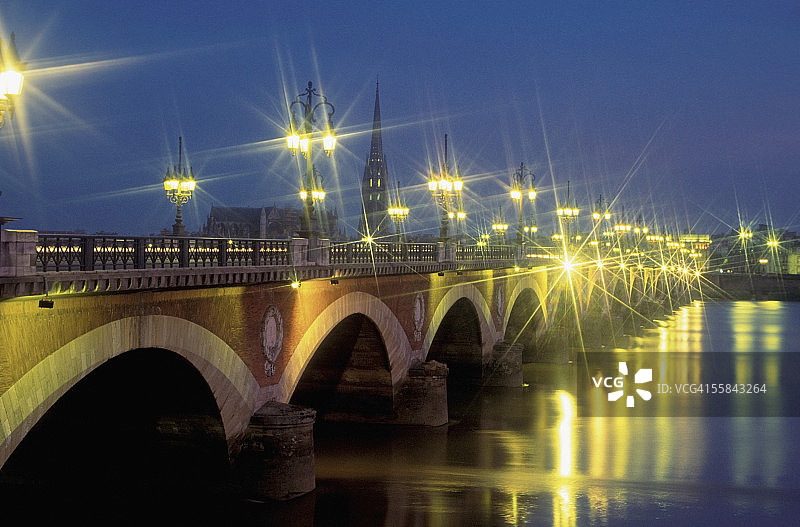 法国波尔多吉伦特河上的皮埃尔桥夜景图片素材