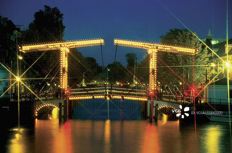 夜晚灯光下的瘦桥，荷兰阿姆斯特丹图片素材