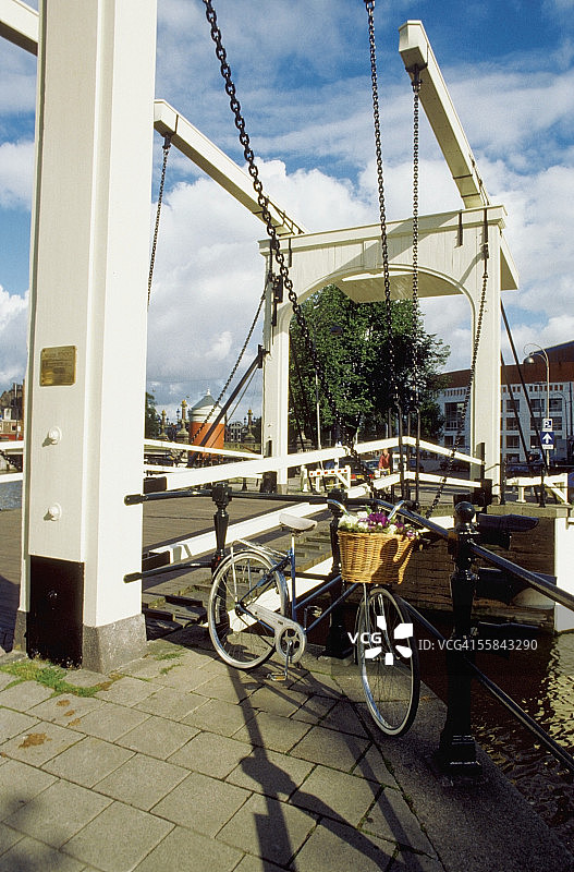 停在荷兰阿姆斯特丹一座吊桥旁的自行车图片素材