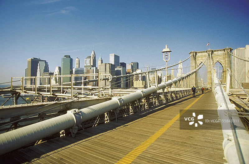 美国的布鲁克林大桥上的两个人图片素材