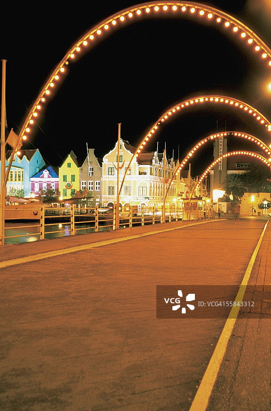 夜幕下的艾玛女王桥，库拉索，荷属安的列斯群岛图片素材